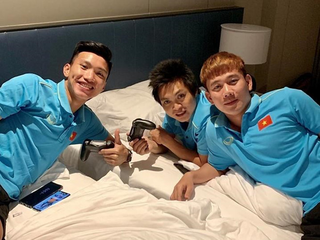 Nổi tiếng là người hay "né" camera, vậy nên những hình ảnh Tuấn Anh cười tươi tắn chụp selfie bên đồng đội khiến nhiều người hâm mộ thích thú. Bức ảnh với caption "Thái Bình mồ hôi rơi" của 3 cầu thủ cùng quê được tiền vệ Minh Vương đăng trên trang cá nhân từng hút hàng chục nghìn lượt "thả tim" từ dân mạng. Ảnh: Trần Minh Vương.