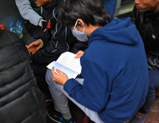 Ở đời thường, Nguyễn Tuấn Anh trong lòng người hâm mộ là một anh chàng "nghiện sách". Trong nhiều hình ảnh được người hâm mộ ghi lại hay bạn bè tag, chàng "Nhô" thường xuyên xuất hiện với một cuốn sách trên tay hay dáng vẻ chăm chú đọc sách chẳng để ý tới xung quanh. Ảnh: Tùng Lê.