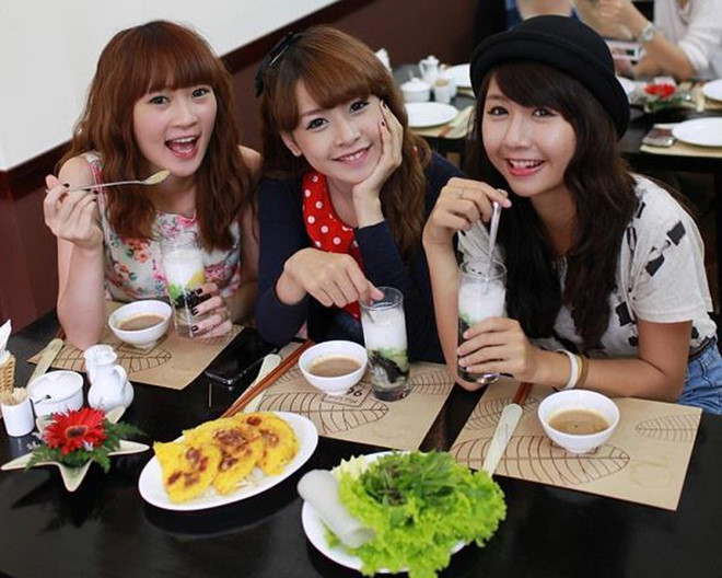 Bộ ba Sun HT, Chi Pu, Quỳnh Anh Shyn là những hot girl Hà thành nổi tiếng từ khi còn ngồi trên ghế nhà trường. Khoảng những năm 2010, 2011, họ là mẫu ảnh, gương mặt trang bìa cho nhiều tạp chí. 3 cô gái nhận được sự yêu mến của dân mạng nhờ ngoại hình xinh xắn, gu thời trang dẫn đầu xu hướng.