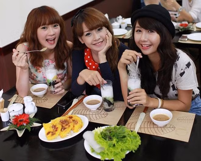 Bộ ba Sun HT, Chi Pu, Quỳnh Anh Shyn là những hot girl Hà thành nổi tiếng từ khi còn ngồi trên ghế nhà trường. Khoảng những năm 2010, 2011, họ là mẫu ảnh, gương mặt trang bìa cho nhiều tạp chí. 3 cô gái nhận được sự yêu mến của dân mạng nhờ ngoại hình xinh xắn, gu thời trang dẫn đầu xu hướng.