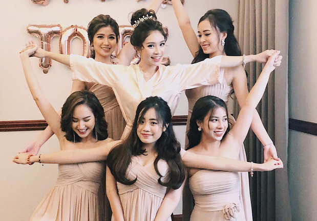 Nhóm bạn thân của hot girl An Japan (sinh năm 1996) gồm mẫu ảnh Nguyễn Lê Vi, Minh Anh, Quỳnh Anh, Ly Phan chơi thân với nhau từ khi là học sinh cấp 2. Thời điểm đó, họ là mẫu ảnh thời trang và thỉnh thoảng xuất hiện trên tạp chí tuổi teen. Nhóm 6 cô nàng được dân mạng nhận xét cùng sở hữu ngoại hình nổi bật và sinh ra trong gia đình điều kiện.