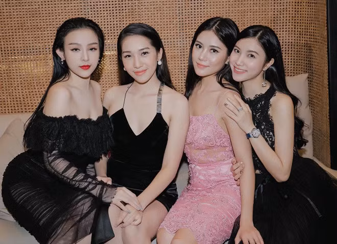 Hiện tại, trong nhóm bạn này chỉ còn Hạnh Sino chưa lập gia đình. Hương Baby, Huyền Baby, Emily đều đã lên chức "mẹ bỉm sữa" và thường xuyên chia sẻ cuộc sống gia đình trên trang cá nhân.