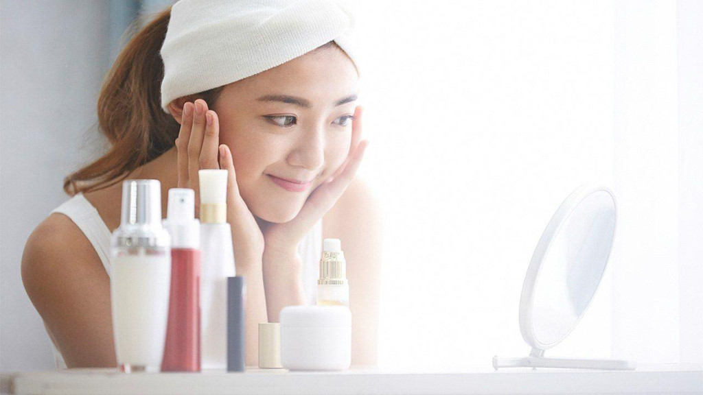 Nu gioi Nhat mua do make up cu vi 'cuoc song kho khan van phai dep'