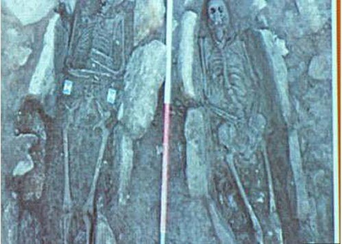 Bi an hang chuc bo xuong trong quan tai da nam sau duoi san truong-Hinh-2