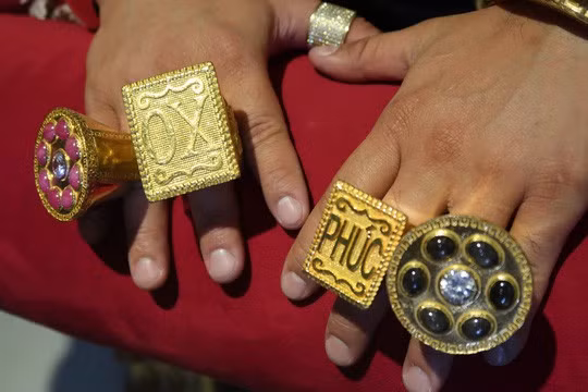 Để đảm bảo an toàn với bộ trang sức trị giá hơn 13 tỷ đồng, anh Phúc đã phải thuê 4 vệ sĩ hộ tống mình đến phố đi bộ đi bộ Nguyễn Huệ để hoà mình vào trận Việt Nam – Philippines. Và có lẽ do lượng vàng quá nặng nên các vệ sĩ phải thay phiên đỡ hộ anh. 