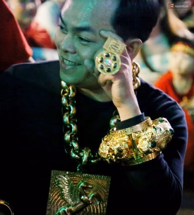 Trong trận bán kết AFF Cup 2018 diễn ra vào tối ngày 6/12 vừa qua, bên cạnh màn tranh đấu rực lửa của 2 đội tuyển Việt Nam và Philippines, các bóng hồng xinh đẹp ngồi trên khán đài thì hình ảnh người đàn ông xuất hiện với 13kg vàng trên người cổ vũ bóng đá trên phố đi bộ Nguyễn Huệ cũng có sức hút không hề kém cạnh. 