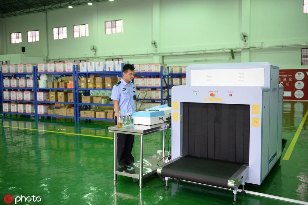 Tù nhân có thể mua một chai Coca-Cola 500 ml với giá 2,5 NDT (khoảng 0,36 USD) hay một đôi giày 39 NDT (khoảng 5,6 USD). Mức giá này không có sự chênh lệch quá nhiều so với bên ngoài. Một số mặt hàng bán chạy nhất bao gồm sữa, mỳ ăn liền, thịt và thuốc lá...