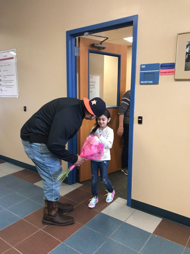 10. Ông bố xin nghỉ làm để mang hoa đến lớp tặng cho cô con gái