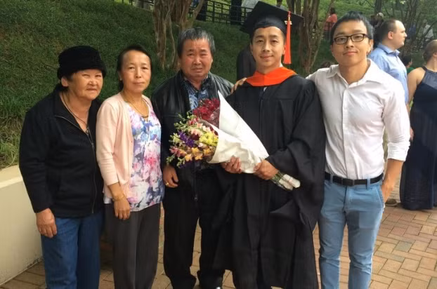 5. Em trai tôi là người đầu tiên trong nhà tốt nghiệp Thạc sĩ, bố tôi không thể kìm được nước mắt