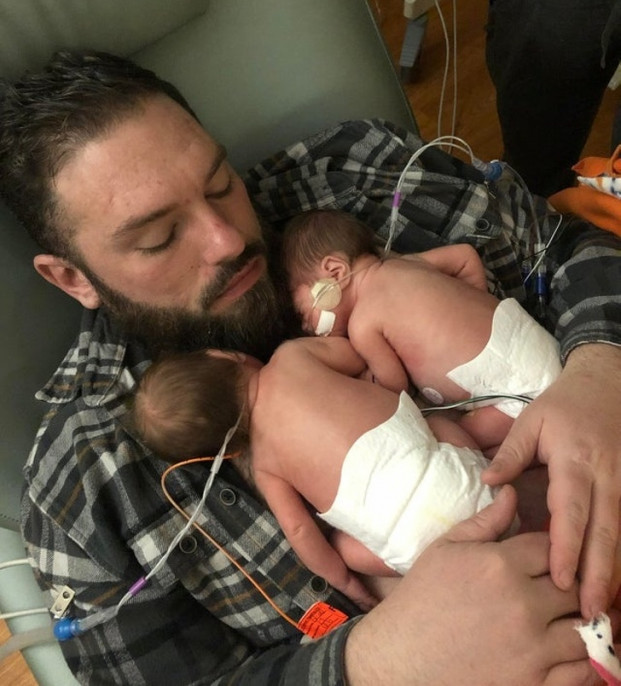 9. Ông bố ôm cặp chị em sinh đôi sinh non ở tuần 30