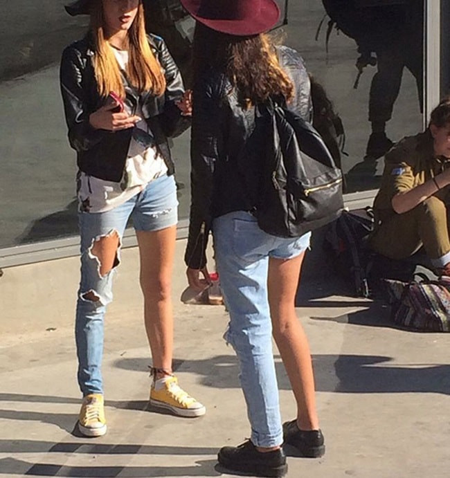 Quần "một mất một còn" cũng được những bạn trẻ có cá tính mạnh trưng dụng xuống phố.