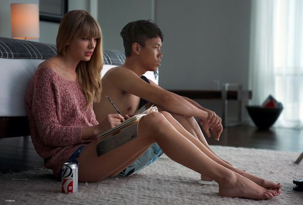 Bộ ảnh ngay khi đăng tải đã gây sự chú ý và khiến dân mạng cười bò. Ai nấy đều bày tỏ sự bái phục trước trình độ phù thủy cũng như sự lầy lội vô đối này của anh chàng.