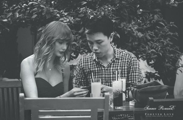 Anh chàng còn lầy lội ghi: “Kỷ niệm 2 năm yêu nhau. lớp du… tay lo quýt” (Love you… Taylor Swift)