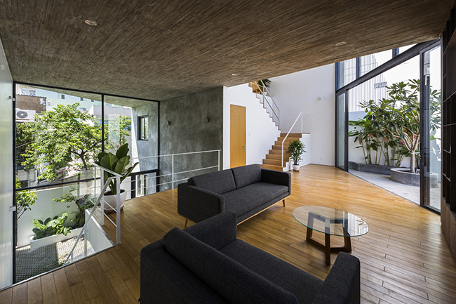 Sau khi quan sát hướng đi của mặt trời từ mảnh đất, các kiến trúc sư đã cắt một số góc của căn nhà nương theo hướng di chuyển này, khiến ngôi nhà có tới 7 cạnh. Điều này giúp hạn chế ánh nắng chiếu trực tiếp vào nhà làm nóng phòng ốc.