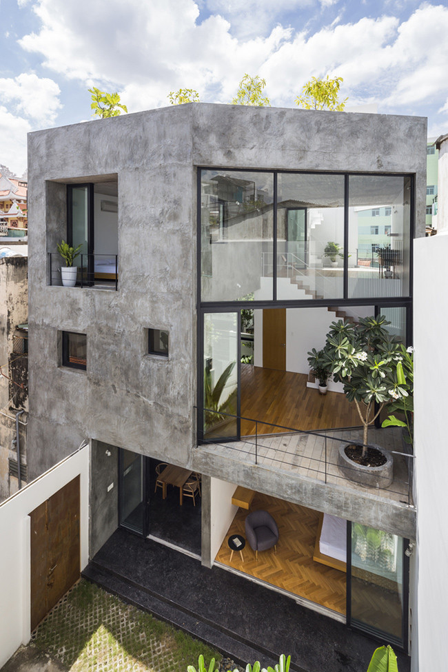 Mật độ xây dựng ở khu vực này rất dày, xung quanh mảnh đất của gia chủ là các ngôi nhà cao tới 3, 4 tầng liền kề nhau, con hẻm dẫn vào nhà lại chỉ rộng khoảng 1-2m. Vì thế, thách thức đặt ra là sau khi hoàn thành, căn nhà có thể sẽ không nhận đủ gió và ánh sáng mặt trời vì bị các công trình lân cận che khuất, nguy cơ dẫn đến một không gian sống tối tăm, ẩm ướt.