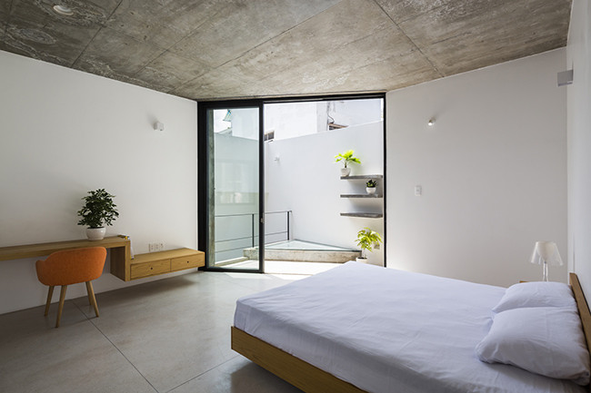 Ánh sáng chiếu xuống các ban công hình tam giác giúp các căn phòng lấy sáng tốt hơn. Các ô cửa lớn bằng cả bức tường, được bọc kính trong suốt khiến khi nhìn từ xa, căn nhà mang đến cảm giác “hở toang hoác”.