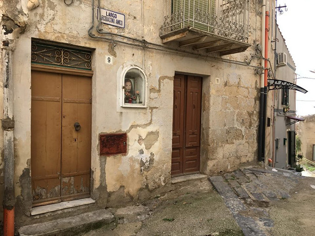 Một số ngôi nhà đã được bán thành công. Người mua phải đồng ý sửa chữa căn nhà trong vòng ba năm kể từ khi ký xác nhận mua bán, hoặc họ mất khoản tiền đặt cọc bảo đảm là 5.620 USD (gần 130 triệu VND). Phần lớn các căn nhà có diện tích khá nhỏ nhưng được thiết kế có rất nhiều phòng bên trong.