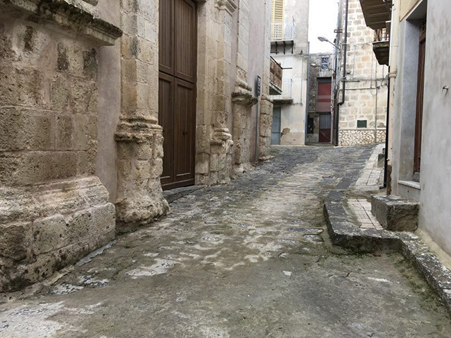 Thị trấn thuê hẳn các kỹ sư và kiến trúc sư để hỗ trợ cải tạo, nhưng người mua được phép thuê riêng đội ngũ sửa chữa của mình.