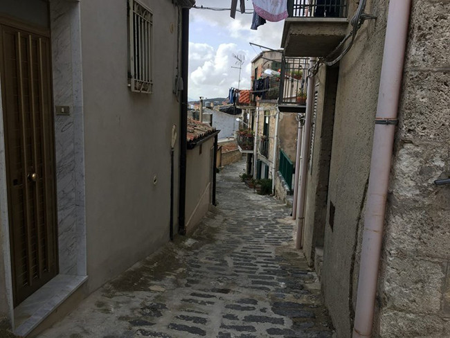 Với diện tích 320 mét vuông, đây là căn nhà nhỏ nhất trong khu vực. Nhưng cách căn nhà vài bước chân là cảnh quan đáng kinh ngạc của đồi núi thiên nhiên trong thị trấn.