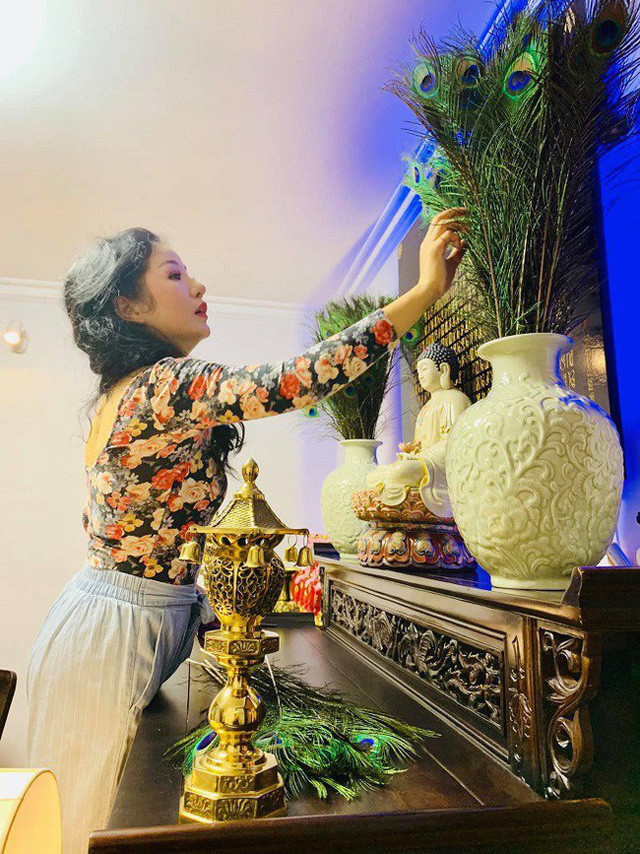 Thúy Nga là con nhà Phật dòng. Cả chị và mẹ đều là Phật tử nên trong nhà bày biện rất nhiều đồ thờ, tượng Phật. Đặc biệt, Thúy Nga luôn là người tự tay mình dọn dẹp và bày biện đồ cúng như hoa, trái cây, nhang đèn...