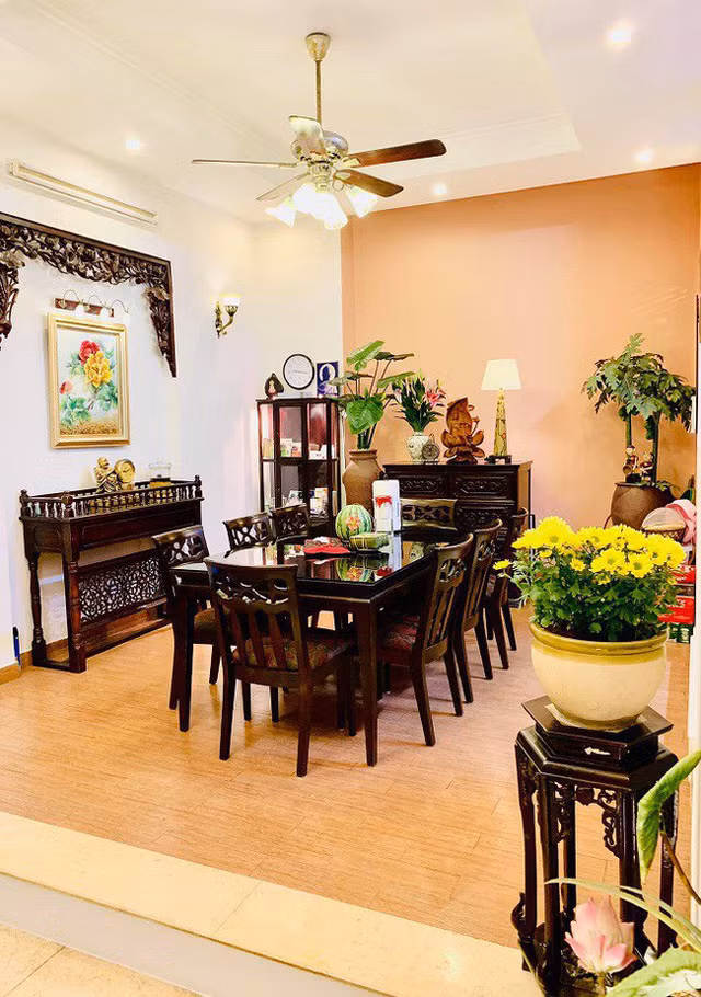 Lúc trước, cái phòng khách nhà tôi muốn đi đến phòng ăn phải bước qua cái cầu nho nhỏ, dưới cầu có đàn cá lội tung tăng và trên tường là thác nước chảy róc rách...