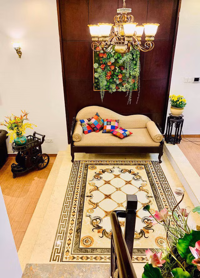 Thúy Nga chia sẻ: "Ngày trước, bạn bè ai bước vào nhà tôi cũng nói: "Nhà đẹp và xanh tươi mát mắt quá!" vì góc nào cũng có cây cối um tùm hết. Còn mẹ tôi thì nói: "Cô trồng cây khắp nhà để nuôi muỗi à". Thế là từ dạo ấy, tôi dẹp hết cây để chiều lòng mẹ.