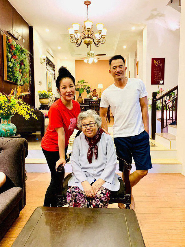 Bạn bè ai đi ngang qua cầu nói: "Nhà nhìn lãng mạn quá Nga!". Còn mẹ tôi nhìn cái hồ cá rồi phán một câu: "Cô đào cái hào này để bẫy tôi rớt xuống hồ à?". Thế là từ dạo ấy tôi lấp luôn cái hồ cá vì sợ có ngày mẹ rớt xuống hồ cá thiệt (mà nước hồ cao có tới bắp chân).