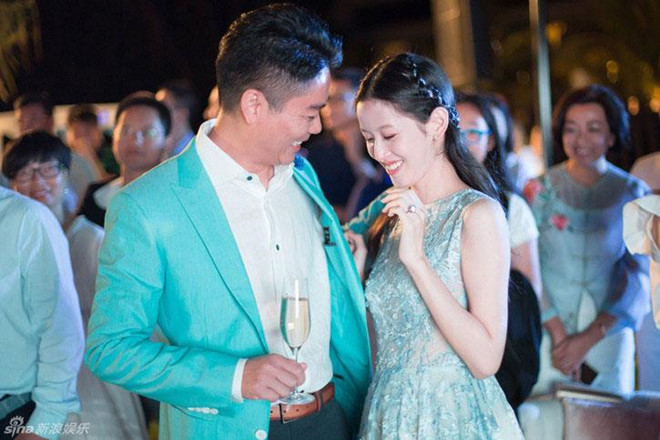 Bất chấp những lời dị nghị từ mọi người, "hot girl trà sữa" và tỷ phú họ Lưu tổ chức lễ cưới xa hoa ở Australia vào tháng 10/2015. 6 tháng sau đó, họ chào đón con gái đầu lòng.