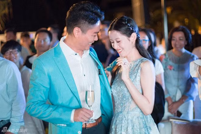 Bất chấp những lời dị nghị từ mọi người, "hot girl trà sữa" và tỷ phú họ Lưu tổ chức lễ cưới xa hoa ở Australia vào tháng 10/2015. 6 tháng sau đó, họ chào đón con gái đầu lòng.