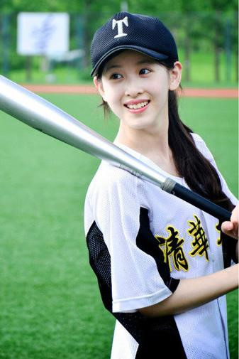 Dù rất được chú ý, Trạch Thiên không muốn bước chân vào showbiz. Cô từ chối lời mời đóng phim của đạo diễn lừng danh Trương Nghệ Mưu để tập trung học tập và tham gia hoạt động ngoại khóa. Cuối năm 2013, 9X tới New York, Mỹ học tại trường Barnard College (trực thuộc ĐH Columbia) theo chương trình trao đổi sinh viên.