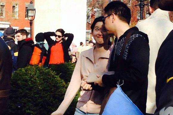 Tại Mỹ, Chương Trạch Thiên gặp nhà sáng lập JD.com Lưu Cường Đông (sinh năm 1974, nay là chồng cô) trong một buổi giao lưu ở trường đại học. Không lâu sau, tin đồn hẹn hò giữa 2 người lan truyền chóng mặt trên các kênh truyền thông Trung Quốc. Hình tượng "cô gái trà sữa" dần sụp đổ trong mắt người hâm mộ. Bởi đại gia Lưu Cường Đông hơn Trạch Thiên 19 tuổi và bị đồn từng có vợ và con trai. Mối quan hệ của họ ngay lập tức bị vùi dập, phản đối.