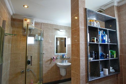 Nhà tắm được bày biện, bài trí toàn những món đồ hiện đại. Thậm chí, để tiết kiệm không gian, anh còn chọn kiểu cửa kính cho nhà vệ sinh nữa. Cuối cùng là góc ban công của căn hộ. Chí Tài tiết lộ, thỉnh thoảng anh cũng hay ngồi đây uống cafe và sáng tác những bài hát về người vợ nơi phương xa.