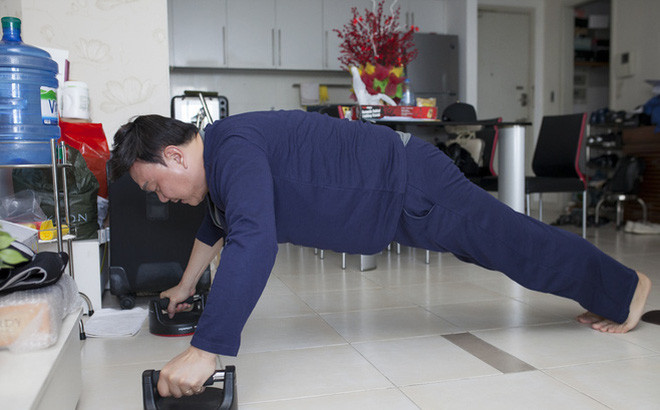 Chí Tài rất ít khi mời bạn bè về nhà vì trong nhà không có phụ nữ nên căn phòng nào cũng bừa bộn. Không gian sống của danh hài gồm phòng khách, phòng ngủ và bếp. Tuy nhiên, thay vì lắp tường thạch cao ngăn cách thì danh hài lại chỉ dùng đồ vật ngăn ra. Điều này càng khiến căn nhà trở nên 'tạm bợ' nhưng cũng có sự thông thoáng và mới mẻ.