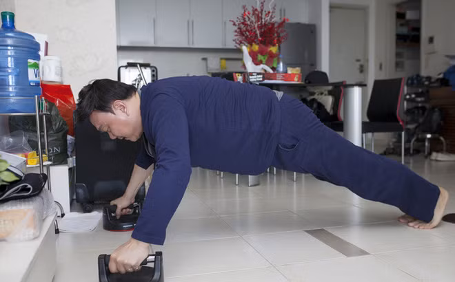 Chí Tài rất ít khi mời bạn bè về nhà vì trong nhà không có phụ nữ nên căn phòng nào cũng bừa bộn. Không gian sống của danh hài gồm phòng khách, phòng ngủ và bếp. Tuy nhiên, thay vì lắp tường thạch cao ngăn cách thì danh hài lại chỉ dùng đồ vật ngăn ra. Điều này càng khiến căn nhà trở nên 'tạm bợ' nhưng cũng có sự thông thoáng và mới mẻ.