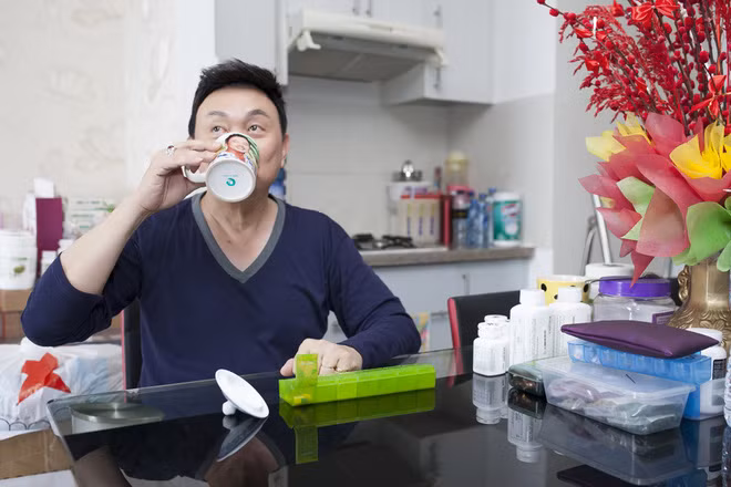 Những người trong nghề còn không ngại đặt cho Chí Tài cái tên “thánh tiết kiệm”. Bởi lối sống của anh khá đơn sơ, tiền bạc kiếm được bao nhiêu đều… gửi cho người vợ sống ở bên Mỹ. Ngôi nhà ở Việt Nam của Chí Tài khá… bình dân chứ không xa hoa, hào nhoáng như các nghệ sĩ khác. Hiện tại, Chí Tài đang sống một mình trong căn hộ 50m2 nằm trên đường Trương Quốc Dung, quận Phú Nhuận, TP. HCM.