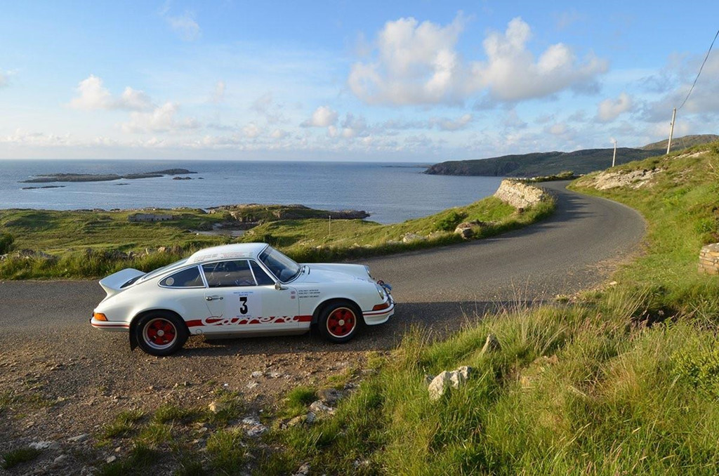 Có nhiều garage đặt tại các khu vực khác nhau của dinh thự, trong đó có một garage dưới lòng đất làm bằng bê tông và thép không rỉ. Chỉ riêng garage "hang động" này đã có sức chứa 10 ôtô.