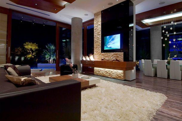 Một khoảng không dài hơn 6,5 m gắn 24 màn hình TV kích cỡ 24 inch, đây được xem là một trong những căn phòng tiếp khách sang trọng và công nghệ hiện đại nhất bang Washington. Mọi thiết bị trong nhà đều được trang bị công nghệ cao, từ hệ thống cảm biến cho đến thắp sáng. Đèn tự động bật và tắt khi bạn vào hay ra khỏi phòng.