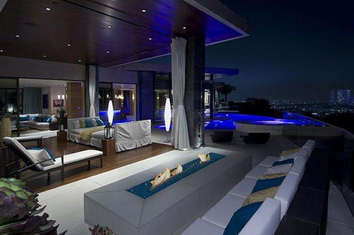 Với diện tích khổng lồ của mình, Xanadu 2.0 sẵn sàng tổ chức những bữa tiệc hoành tráng nhất trong giới tỷ phú nước Mỹ. Phòng tiếp khách của nó có sức chứa 150 người đối với tiệc ngồi và 200 người với tiệc cocktail.