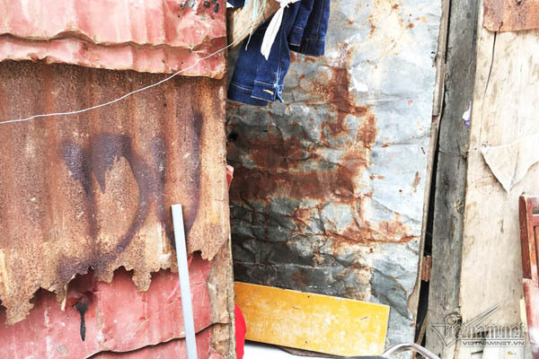 Để tiết kiệm chi phí, ông xin chủ trọ ra bãi đất trống ở cuối dãy trọ, tận dụng tôn cũ và thân cây chặt ở khu rừng bên cạnh dựng căn phòng rộng 12 m2 làm chỗ ở. Bên cạnh là đầm nước đen ngòm, rác thải vứt vương vãi. Hàng tháng, vợ chồng ông phải trả cho chủ 1,1 triệu đồng tiền thuê.