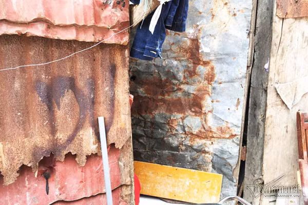 Để tiết kiệm chi phí, ông xin chủ trọ ra bãi đất trống ở cuối dãy trọ, tận dụng tôn cũ và thân cây chặt ở khu rừng bên cạnh dựng căn phòng rộng 12 m2 làm chỗ ở. Bên cạnh là đầm nước đen ngòm, rác thải vứt vương vãi. Hàng tháng, vợ chồng ông phải trả cho chủ 1,1 triệu đồng tiền thuê.