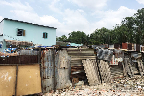 Ngay bãi rác lớn ở ấp 1A, xã Bình Hưng, huyện Bình Chánh, TP.HCM là xóm ngụ cư hình thành từ năm 1999 đến nay. Nhìn từ ngoài vào, gạch đá, bao ni lông, lọ chai nhựa, quần áo cũ, các chất thải… vứt vương vãi khắp nơi.