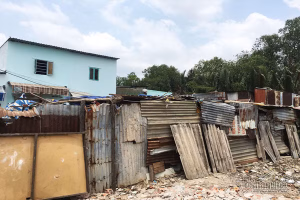 Ngay bãi rác lớn ở ấp 1A, xã Bình Hưng, huyện Bình Chánh, TP.HCM là xóm ngụ cư hình thành từ năm 1999 đến nay. Nhìn từ ngoài vào, gạch đá, bao ni lông, lọ chai nhựa, quần áo cũ, các chất thải… vứt vương vãi khắp nơi.