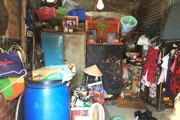 Trời nắng nóng, mùi hôi từ rác thải phát ra làm không khí bức bối. Ở trong không khí ô nhiễm như vậy nhưng vợ chồng anh Dũng không muốn trả phòng.