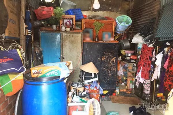 Trời nắng nóng, mùi hôi từ rác thải phát ra làm không khí bức bối. Ở trong không khí ô nhiễm như vậy nhưng vợ chồng anh Dũng không muốn trả phòng.
