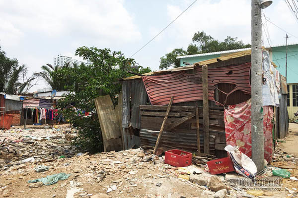 Gần 100 căn phòng trọ xập xệ, rộng từ 9 - 16 m2, tường và mái dựng tạm bằng tôn cũ trông lôi thôi, tồi tàn. Dù thế, hầu hết những người thuê trọ đã sống ở đây suốt 20 năm qua. Nhiều gia đình bị chủ đuổi đi nơi khác nhưng sau một thời gian lại quay lại thuê phòng.