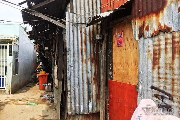 ‘Tiền ít hơn, nhưng cứ mưa một tý là ngập. Đêm, muỗi nhiều như ong’, ông Dũng nói và cho biết, muốn dọn đi nơi khác ở, nhưng kinh tế không có, đành phải chịu. Ông Nguyễn Văn Khá, Tổ Trưởng tổ Dân số 58 (ấp 1A, xã Bình Hưng, huyện Bình Chánh, TP.HCM) cho biết, khu đất nơi xóm trọ ông Dũng ở đang trong giai đoạn giải tỏa đền bù, vì thế, chủ không được phép xây mới hoặc cải tạo.