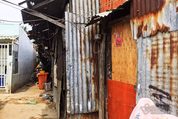 ‘Tiền ít hơn, nhưng cứ mưa một tý là ngập. Đêm, muỗi nhiều như ong’, ông Dũng nói và cho biết, muốn dọn đi nơi khác ở, nhưng kinh tế không có, đành phải chịu. Ông Nguyễn Văn Khá, Tổ Trưởng tổ Dân số 58 (ấp 1A, xã Bình Hưng, huyện Bình Chánh, TP.HCM) cho biết, khu đất nơi xóm trọ ông Dũng ở đang trong giai đoạn giải tỏa đền bù, vì thế, chủ không được phép xây mới hoặc cải tạo.