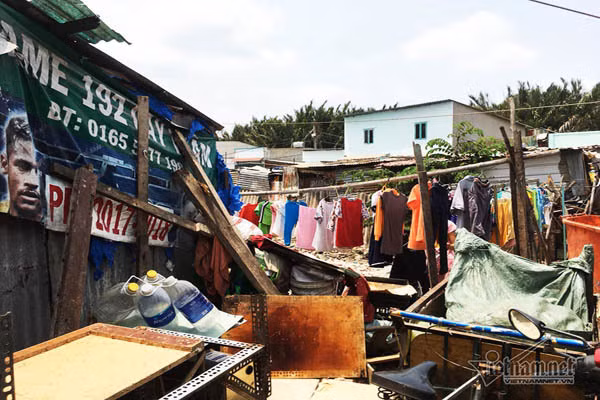 Anh Dũng đi làm thợ hồ, vợ đi bán vé số nên anh cho rằng, ở chỗ này là hợp lý. ‘Vợ chồng tôi làm bữa nào ăn bữa đó, ở đây là hợp lý rồi’, anh Dũng nói.