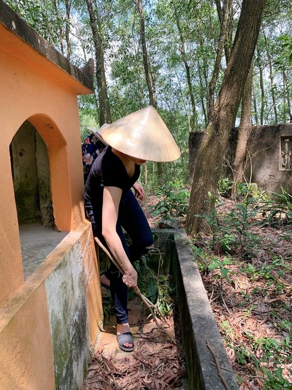 Ve tham que, hot girl Tram Anh van khong bi dan mang buong tha-Hinh-3