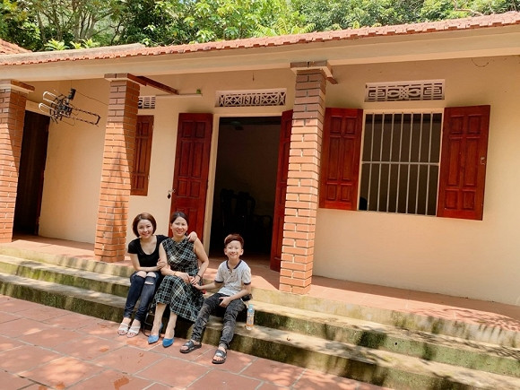 Ve tham que, hot girl Tram Anh van khong bi dan mang buong tha